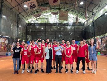 三峰卡萬塔籃球隊勇奪三峰環(huán)境第一屆“登峰造極”杯籃球比賽冠軍